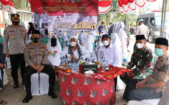 Bupati Fauzi Tinjau Langsung Pelaksanaan Vaksinasi di Dua Pondok Pesantren