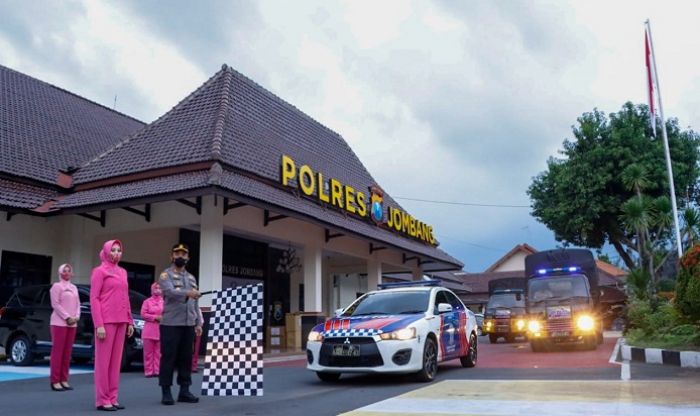 Peduli Semeru, Kapolres Jombang Berangkatkan Bantuan ke Lumajang Peduli Semeru, Kapolres Jombang Berangkatkan Bantuan ke Lumajang