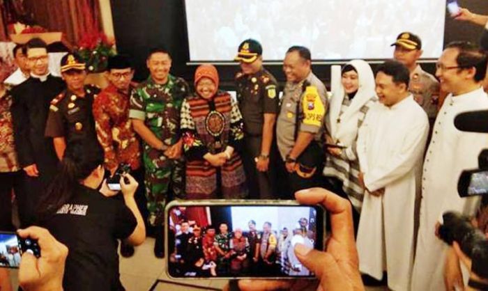 Riuh Tepuk Tangan Sambut Kunjungan Risma dan Forpimda di Gereja Santo Yakobus Riuh Tepuk Tangan Sambut Kunjungan Risma dan Forpimda di Gereja Santo Yakobus