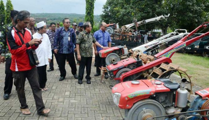 Turun Lapangan, Wabup Tuban Pastikan Bantuan Alsintan Tepat Sasaran