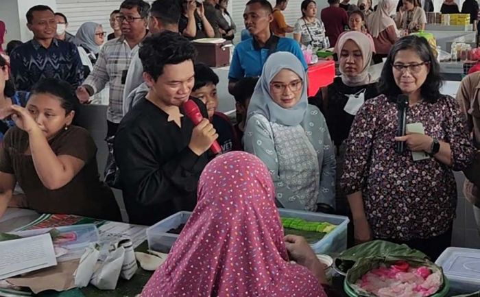 Pj Wali Kota Kediri Borong Jajanan di Festival Jajan Pasar 2024 Pj Wali Kota Kediri Borong Jajanan di Festival Jajan Pasar 2024