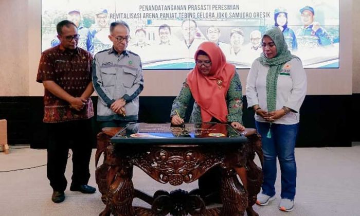 Wabup Gresik dan Presdir PT Smelting Resmikan Wall Climbing KONI Usai Direvitalisasi Wabup Gresik dan Presdir PT Smelting Resmikan Wall Climbing KONI Usai Direvitalisasi