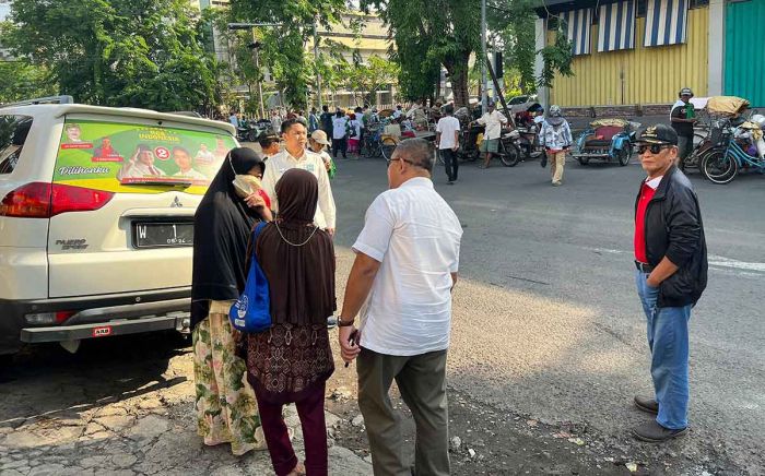 RGS Indonesia Bagikan Kaos Prabowo-Gibran dan Sarapan Gratis untuk Tukang Becak di Surabaya RGS Indonesia Bagikan Kaos Prabowo-Gibran dan Sarapan Gratis untuk Tukang Becak di Surabaya