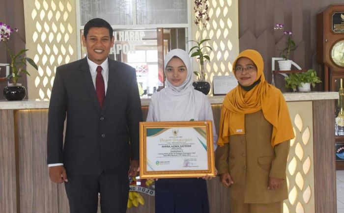 Siswi MTsN 1 Kota Kediri ini Raih Juara di MTQ Nasional Cabang Khath Quran
