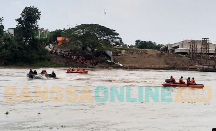 Tiga Korban Perahu Tenggelam di Bengawan Solo Ditemukan Tewas, Semuanya Pria Tiga Korban Perahu Tenggelam di Bengawan Solo Ditemukan Tewas, Semuanya Pria