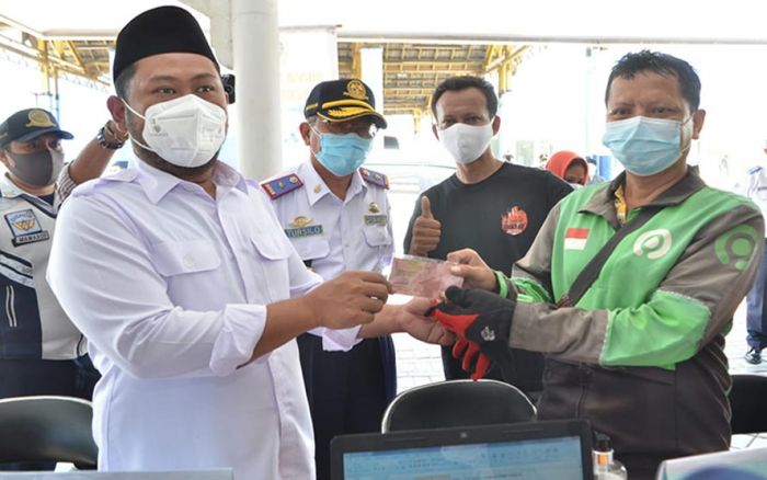 Bupati Gresik Salurkan Bantuan Rp527 Juta untuk Pekerja Angkutan Bupati Gresik Salurkan Bantuan Rp527 Juta untuk Pekerja Angkutan