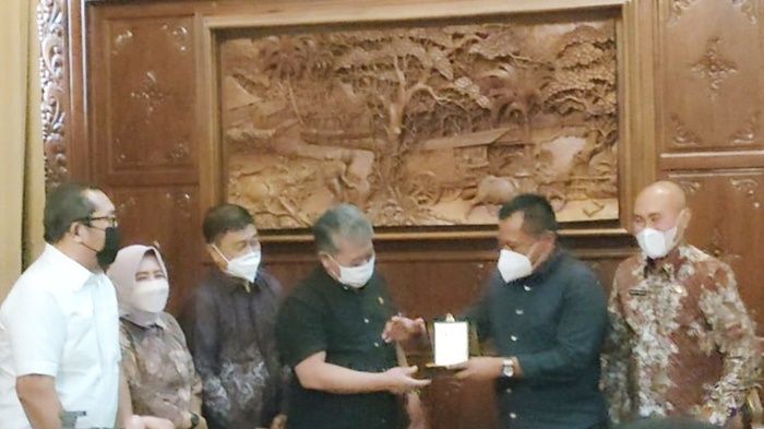 Pamit ke Pimpinan Dewan, Heru Tjahjono Didampingi Wahid Wahyudi Pamit ke Pimpinan Dewan, Heru Tjahjono Didampingi Wahid Wahyudi