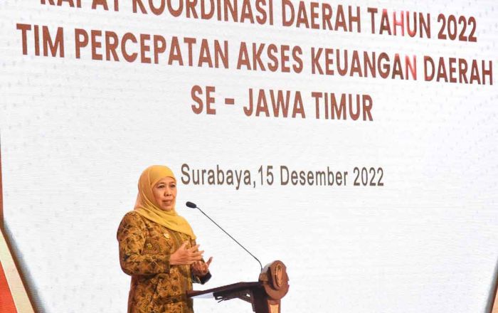 Gubernur Khofifah Kukuhkan 7 TPAKD di Jawa Timur Gubernur Khofifah Kukuhkan 7 TPAKD di Jawa Timur