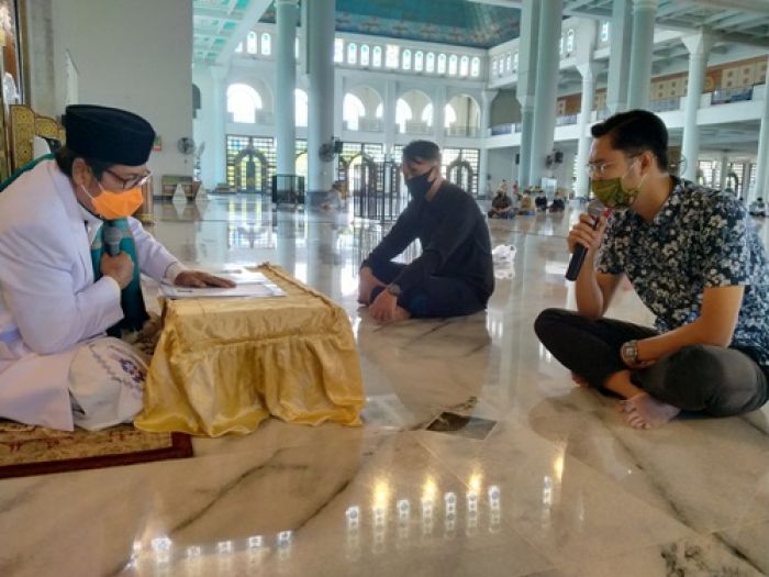 Dua Milenial Ikrar Syahadat di Masjid Al-Akbar, Satunya Etnis Tionghoa Dua Milenial Ikrar Syahadat di Masjid Al-Akbar, Satunya Etnis Tionghoa