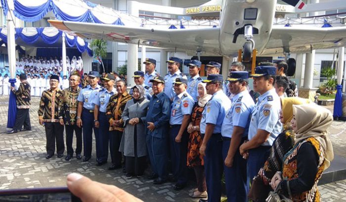 Peresmian Monumen Pesawat di Diknas Lamongan Dihadiri 11 Jenderal TNI AU Peresmian Monumen Pesawat di Diknas Lamongan Dihadiri 11 Jenderal TNI AU