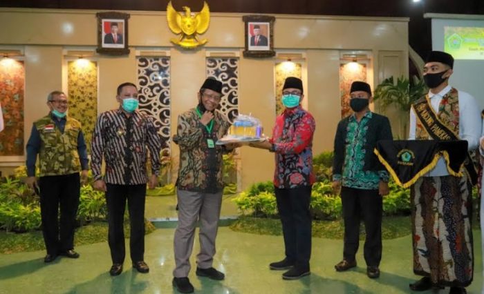 Mahfud MD Beri Bantuan APD untuk Pesantren dan Ormas di Pamekasan Mahfud MD Beri Bantuan APD untuk Pesantren dan Ormas di Pamekasan