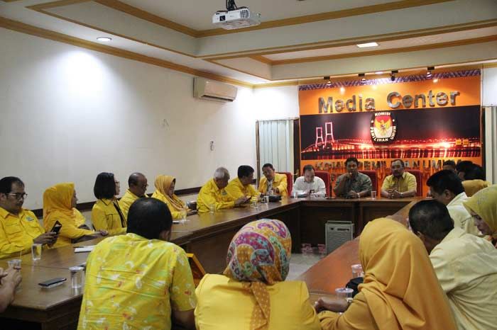 Jelang Penutupan Pendaftaran Parpol, Golkar Datangi KPU Jatim Jelang Penutupan Pendaftaran Parpol, Golkar Datangi KPU Jatim