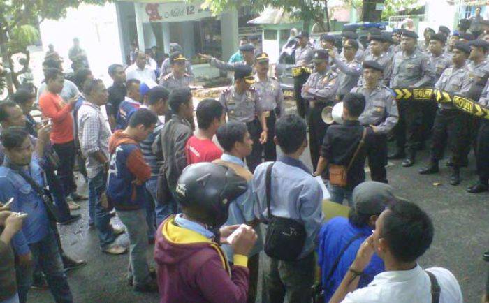 Puluhan Jurnalis Sumenep Demo Mapolres, Tuntut Kasatreskrim Dimutasi Puluhan Jurnalis Sumenep Demo Mapolres, Tuntut Kasatreskrim Dimutasi