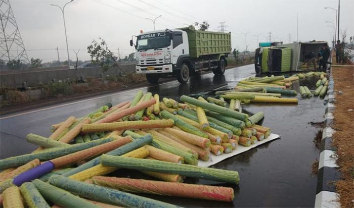 Ban Pecah, Truk Box Terguling di Jalan Arteri Porong