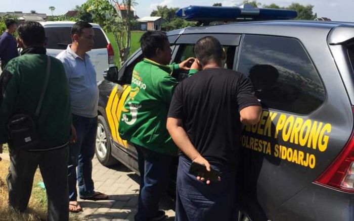 Dicurigai Sebagai Pengedar Narkoba, Warga asal Medan Digelandang Warga ke Polsek Porong Dicurigai Sebagai Pengedar Narkoba, Warga asal Medan Digelandang Warga ke Polsek Porong