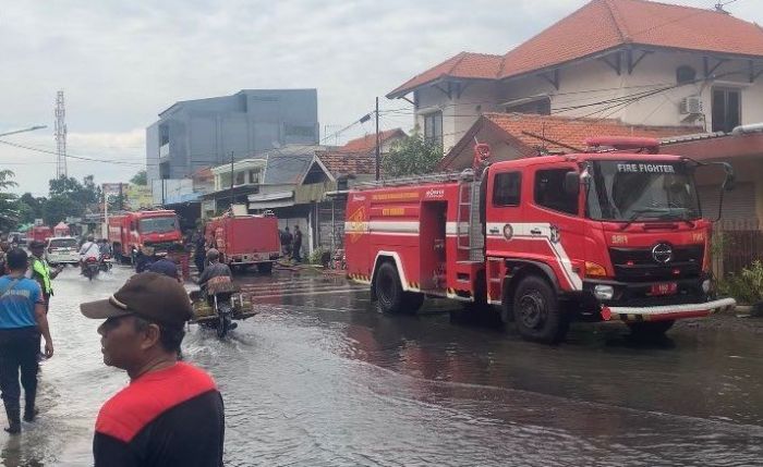Hari Natal, 4 Truk Damkar Disiagakan untuk Antisipasi Banjir di Rungkut Menanggal Harapan Hari Natal, 4 Truk Damkar Disiagakan untuk Antisipasi Banjir di Rungkut Menanggal Harapan