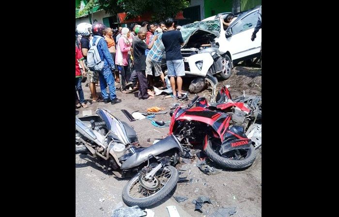 Diduga Mengantuk, Sopir Bule Asal Aussie Hajar Tiga Kendaraan Sekaligus di Pasuruan Diduga Mengantuk, Sopir Bule Asal Aussie Hajar Tiga Kendaraan Sekaligus di Pasuruan