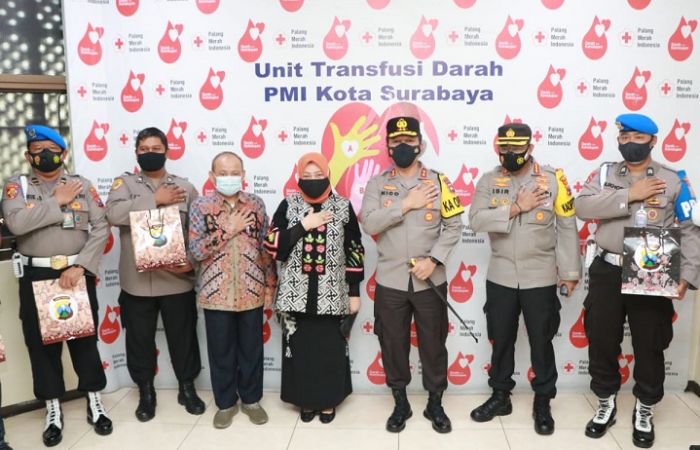 Kapolda Jatim Beri Dukungan Moril Anggota yang Donor Plasma Konvalesen Kapolda Jatim Beri Dukungan Moril Anggota yang Donor Plasma Konvalesen