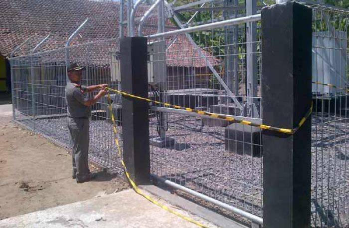 Sudah Disegel tapi Masih Beroperasi, Satpol PP Lumajang Putus Paksa Aliran Listrik Tower Bodong Sudah Disegel tapi Masih Beroperasi, Satpol PP Lumajang Putus Paksa Aliran Listrik Tower Bodong
