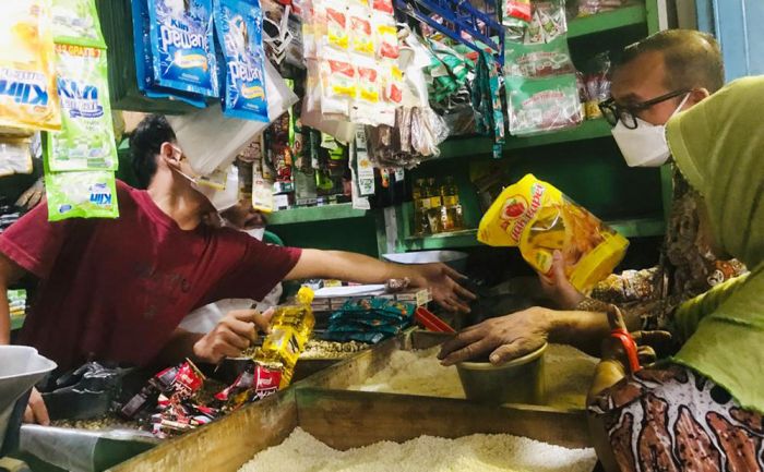 Pantau Pelaksanaan Minyak Goreng Satu Harga, Disperindag Mojokerto Sidak ke Pasar Tradisional Pantau Pelaksanaan Minyak Goreng Satu Harga, Disperindag Mojokerto Sidak ke Pasar Tradisional