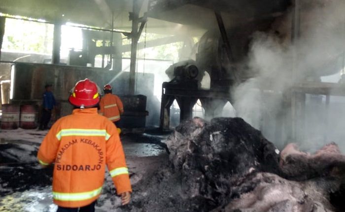 Korsleting Listrik, Pabrik di Krian Sidoarjo Ludes Terbakar