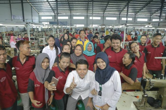 “Pak Emil, Wakile Bu Khofifah, Muda, Ramah, Pinter," Teriak Buruh Perusahaan Plywood Nganjuk “Pak Emil, Wakile Bu Khofifah, Muda, Ramah, Pinter," Teriak Buruh Perusahaan Plywood Nganjuk