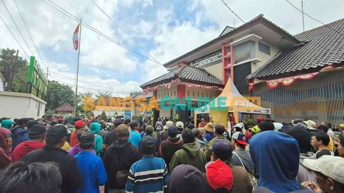 Petani Puncu Tolak Pematokan Lahan Eks HGU, Kantah Kabupaten Kediri Siap Evaluasi Data Fasos Petani Puncu Tolak Pematokan Lahan Eks HGU, Kantah Kabupaten Kediri Siap Evaluasi Data Fasos