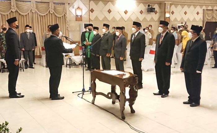 Lantik 6 Dewas dan Direksi Perumda Giri Tirta, Bupati Gresik Minta Tarif Air Tak Dinaikkan Lantik 6 Dewas dan Direksi Perumda Giri Tirta, Bupati Gresik Minta Tarif Air Tak Dinaikkan