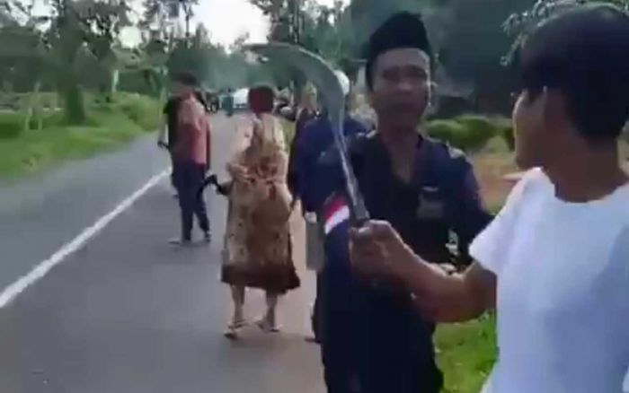 Video Sejumlah Warga Pamekasan Bawa Celurit dan Ajak Carok Viral di Media Sosial, Ada Apa? Video Sejumlah Warga Pamekasan Bawa Celurit dan Ajak Carok Viral di Media Sosial, Ada Apa?