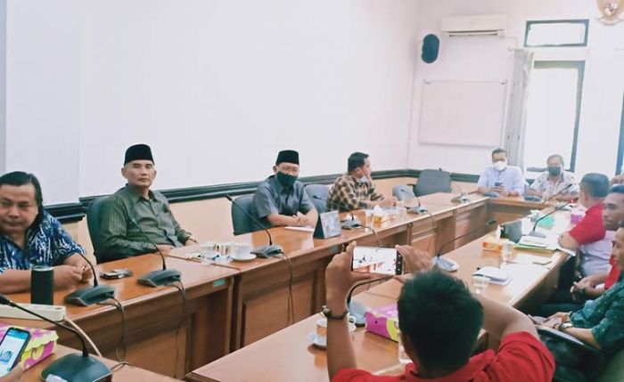Audiensi dengan Sejumlah LSM, Pimpinan DPRD Pasuruan Jelaskan Mekanisme Usulan Pokir Audiensi dengan Sejumlah LSM, Pimpinan DPRD Pasuruan Jelaskan Mekanisme Usulan Pokir