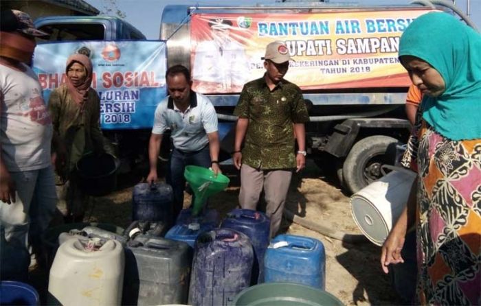 Bakti Sosial, PWI Sampang Gandeng BPBD Distribusikan Air ke Wilayah Terdampak Kekeringan