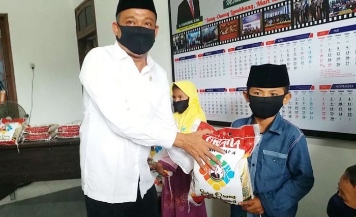 Peduli Wabah Covid-19, H. Syafiuddin Bagikan Beras, Uang, dan Masker ke Janda Lansia dan Yatim Piatu Peduli Wabah Covid-19, H. Syafiuddin Bagikan Beras, Uang, dan Masker ke Janda Lansia dan Yatim Piatu