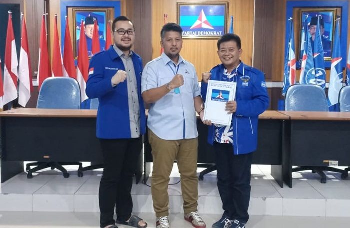 Terima Surat Tugas DPP Demokrat, De Anwar Beber Strategi Hadapi Pilkada Tuban Terima Surat Tugas DPP Demokrat, De Anwar Beber Strategi Hadapi Pilkada Tuban