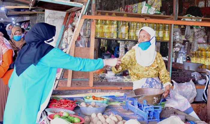 Cegah Penyebaran Corona, TP PKK Kota Kediri Bagikan Masker Gratis Cegah Penyebaran Corona, TP PKK Kota Kediri Bagikan Masker Gratis