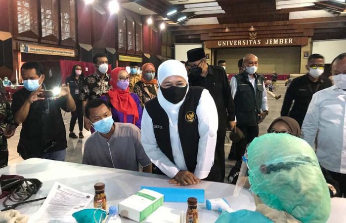 Tinjau Percepatan Vaksinasi di Jember, Ini Harapan Gubernur Khofifah