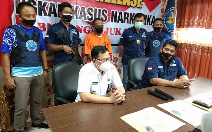 Kado HANI, BNNK Nganjuk Tangkap Kurir Sabu Kado HANI, BNNK Nganjuk Tangkap Kurir Sabu