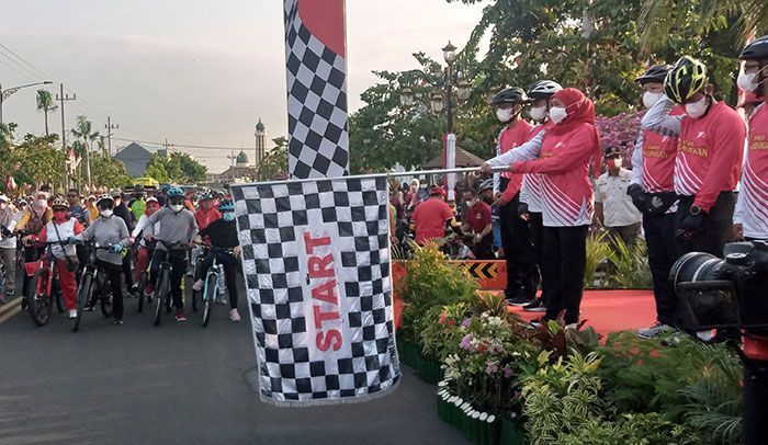 Bangun Semangat Nasionalisme, Gubernur Khofifah Gowes Bareng Masyarakat Madiun Raya Bangun Semangat Nasionalisme, Gubernur Khofifah Gowes Bareng Masyarakat Madiun Raya