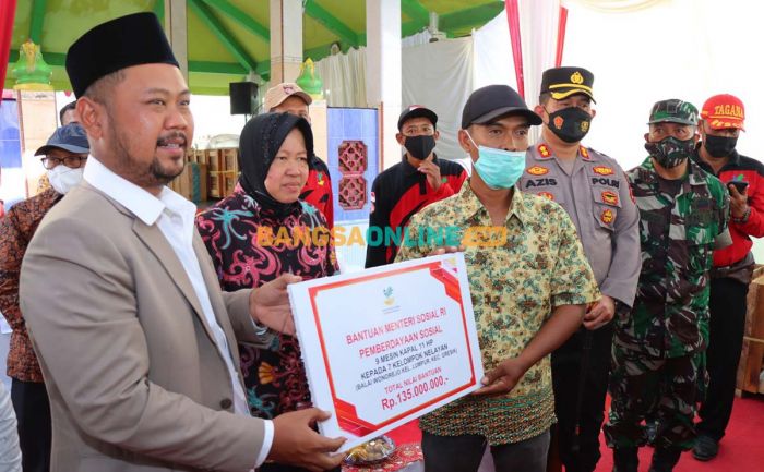 Datang ke Gresik, Mensos Beri Bantuan Mesin Perahu untuk Nelayan Datang ke Gresik, Mensos Beri Bantuan Mesin Perahu untuk Nelayan