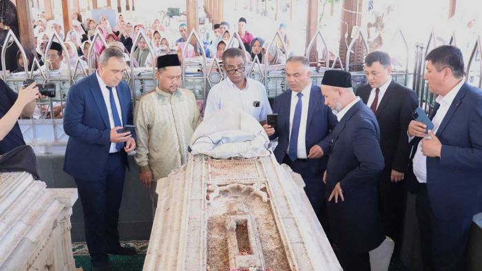Bupati Gresik Dampingi Gubernur Samarkand Ziarah ke Makam Malik Ibrahim