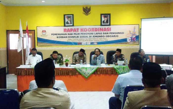 KPUD Sampang Siapkan TPS untuk Ratusan Warga Syiah Sampang KPUD Sampang Siapkan TPS untuk Ratusan Warga Syiah Sampang