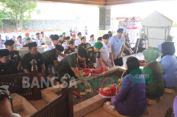 Panglima TNI Nyekar ke Makam Bung Karno Panglima TNI Nyekar ke Makam Bung Karno
