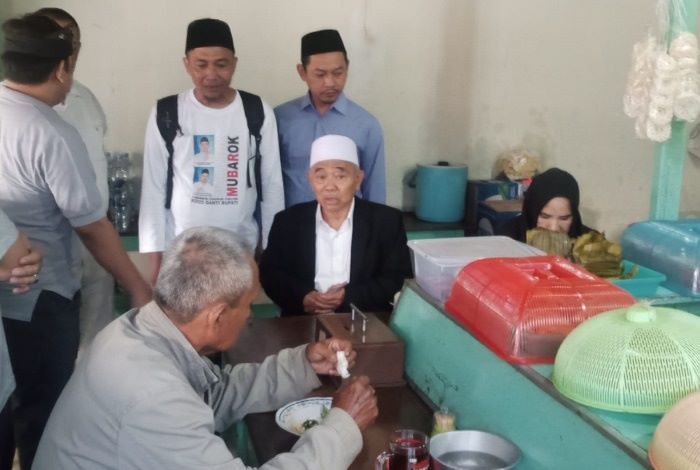 Kedatangan Kiai Asep dan Tim Mubarok di Pasar Bangsal Disambut Antusias Pedagang dan Warga Kedatangan Kiai Asep dan Tim Mubarok di Pasar Bangsal Disambut Antusias Pedagang dan Warga