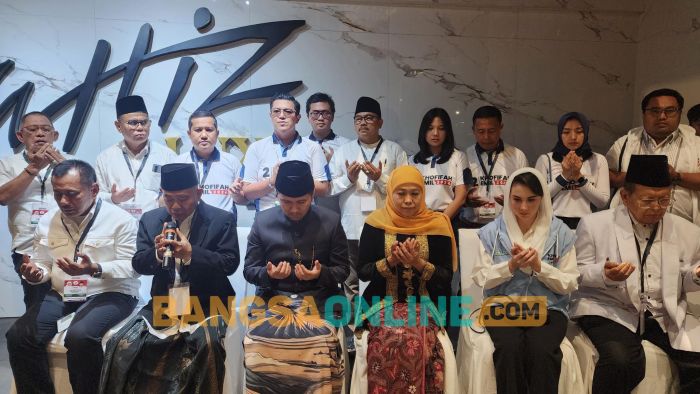 Khofifah-Emil Doa Bersama Sebelum Tampil di Debat Pilgub Jatim 2024 Khofifah-Emil Doa Bersama Sebelum Tampil di Debat Pilgub Jatim 2024