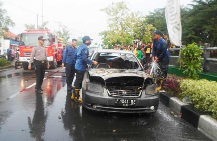 Mobil Sedan Terbakar di Jalan Pagerwojo Mobil Sedan Terbakar di Jalan Pagerwojo