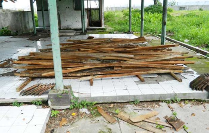 Pohon-pohon di Rest Area Pintu Masuk Provinsi Jatim Dibuat Bancakan Warga Pohon-pohon di Rest Area Pintu Masuk Provinsi Jatim Dibuat Bancakan Warga