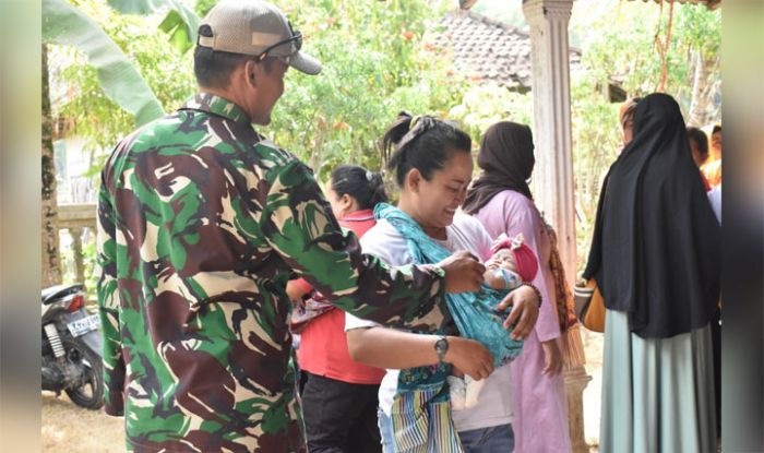 Satgas TMMD 106 Kodim 0818 Dampingi Petugas Kesehatan Suntik Imunisasi Campak ke Pelajar Satgas TMMD 106 Kodim 0818 Dampingi Petugas Kesehatan Suntik Imunisasi Campak ke Pelajar