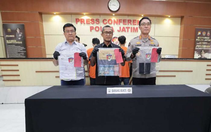 Dua Mahasiswa Pelaku Pemerasan Kepala Dinas Pendidikan Jatim Ditangkap Polda Jatim Dua Mahasiswa Pelaku Pemerasan Kepala Dinas Pendidikan Jatim Ditangkap Polda Jatim
