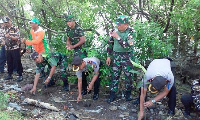 Gerakan Penghijauan Penanaman Mangrove di TPI Benowo Surabaya 