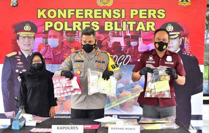 ​Polisi di Blitar Tangkap Bandar Ribuan Pil Dobel L, Dijual dalam Kemasan Ekonomis