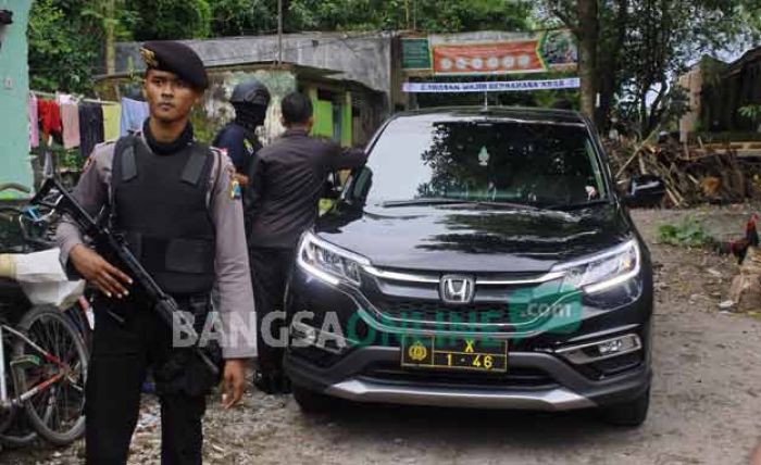 Densus 88 Amankan Terduga Teroris di Pare Densus 88 Amankan Terduga Teroris di Pare